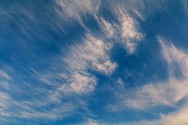 Fondo de cielo azul con nubes blancas