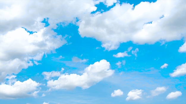 Foto fondo de cielo azul con nubes blancas