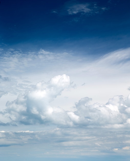 Fondo de cielo azul con nubes blancas