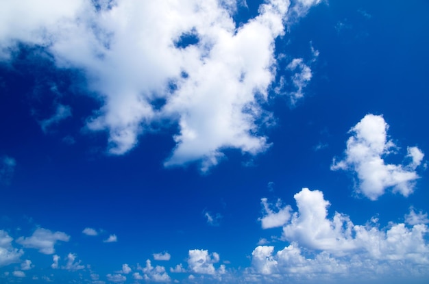 Fondo de cielo azul con nubes blancas