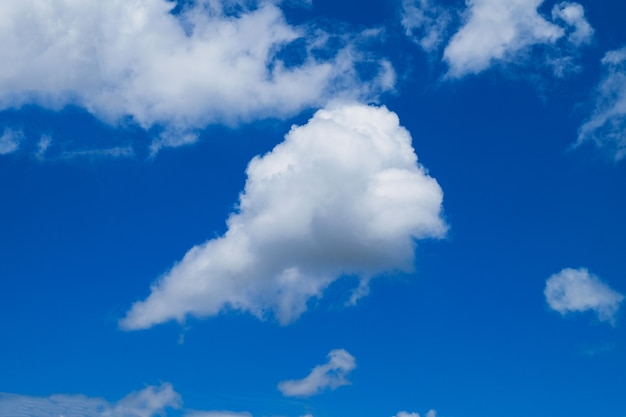 Fondo de cielo azul con nubes, cielo scape.