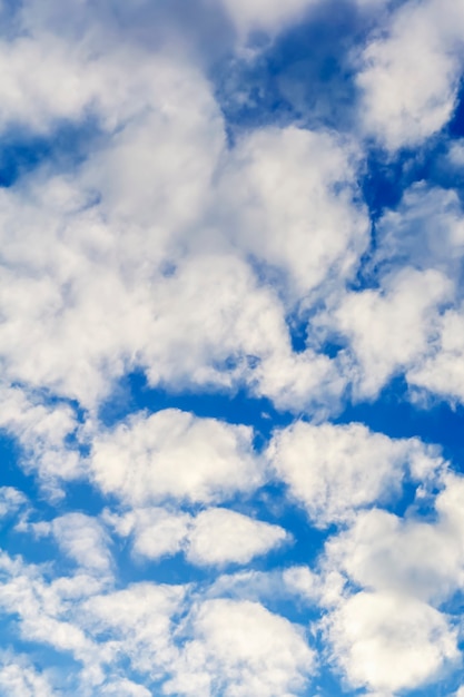 Fondo - cielo azul con nubes cirro-cúmulos blancas