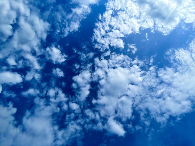 Fondo de cielo azul con nubes en un día de verano