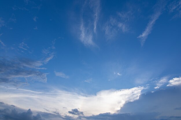 Fondo de cielo azul y nubes durante el día.