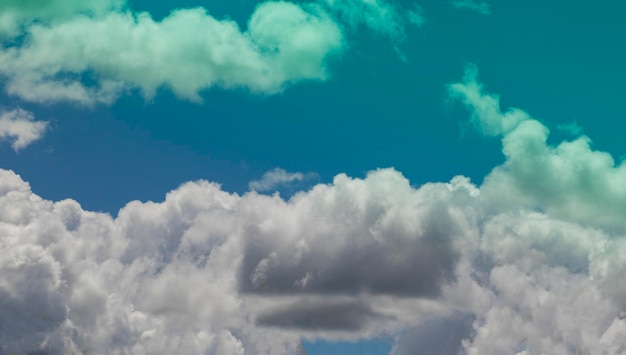 Fondo De Cielo Azul Con Nubes Diminutas Cielo Color Cinemático Con Nubes
