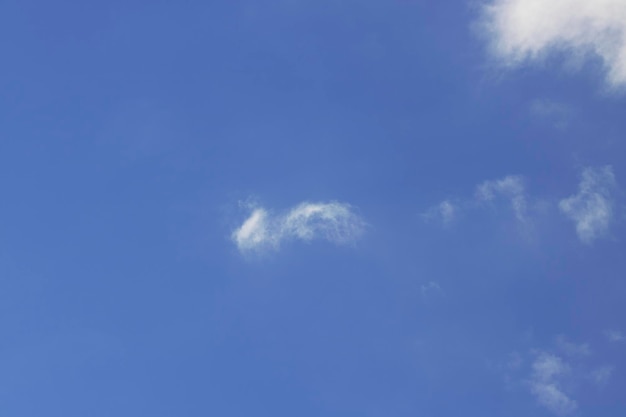 Fondo De Cielo Azul Con Nubes Diminutas Cielo Color Cinemático Con Nubes