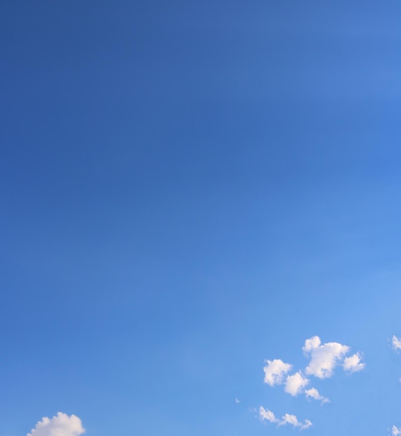 Fondo De Cielo Azul Con Nubes Diminutas Cielo Color Cinemático Con Nubes