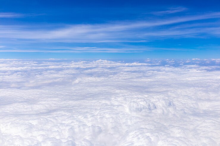 Fondo de cielo azul con nubes diminutas para diseño gráfico o plantilla de sitio web.