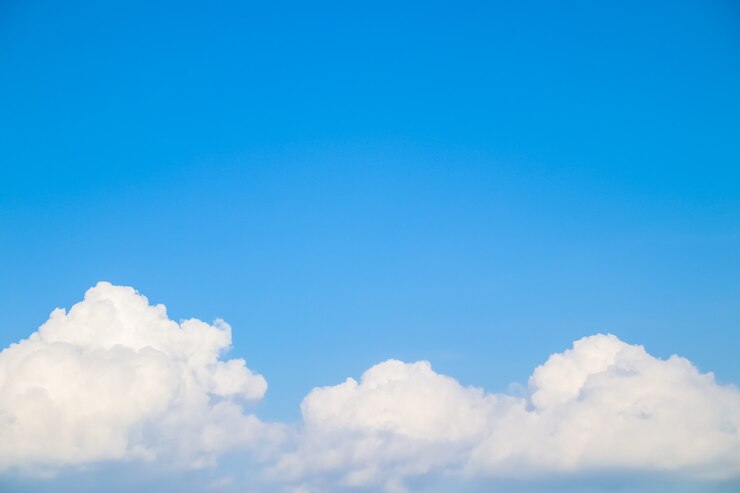 Fondo de cielo azul con nubes diminutas Fondo abstracto de cielo azul nublado.