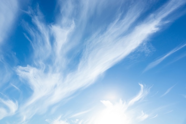 Fondo de cielo azul con nubes diminutas, nube en el cielo azul