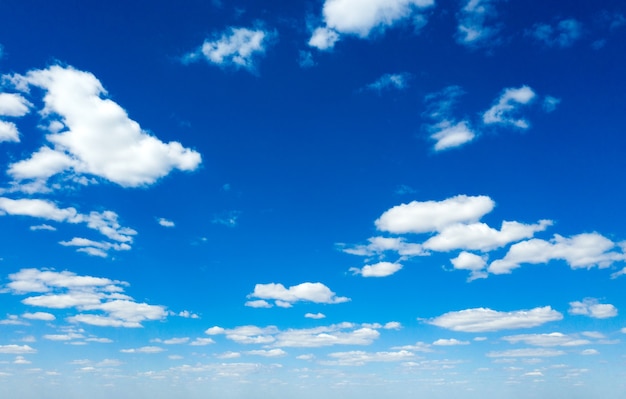 Fondo de cielo azul con nubes diminutas. nubes esponjosas en el cielo. Cielo de verano de fondo