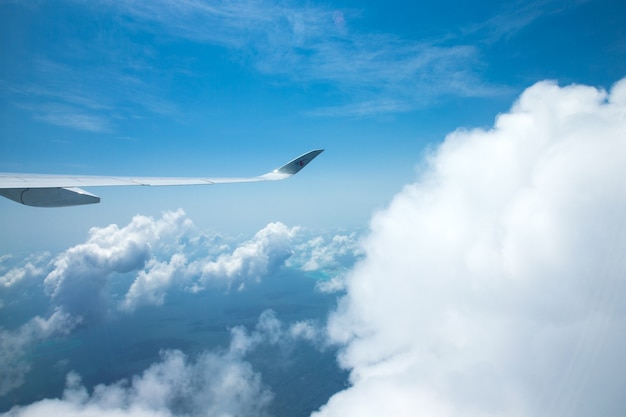 Fondo de cielo azul con nubes diminutas. panorama