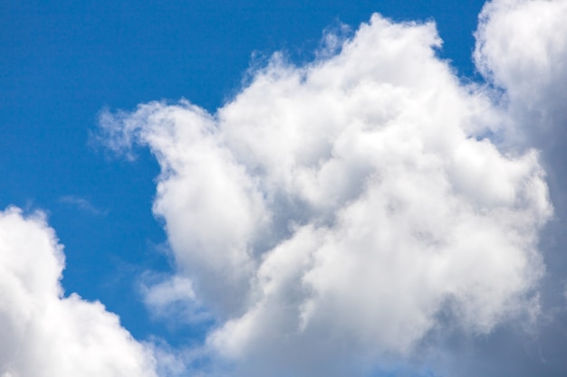 Fondo de cielo azul con nubes diminutas en temporada de verano