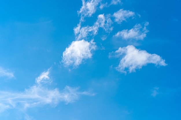 Fondo de cielo azul con nubes diminutas