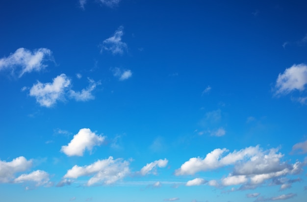 Fondo de cielo azul con nubes diminutas