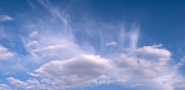 Fondo de cielo azul con nubes diminutas