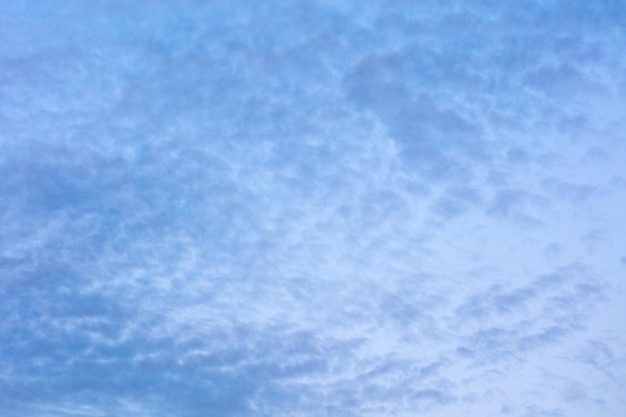 Fondo de cielo azul con nubes diminutas