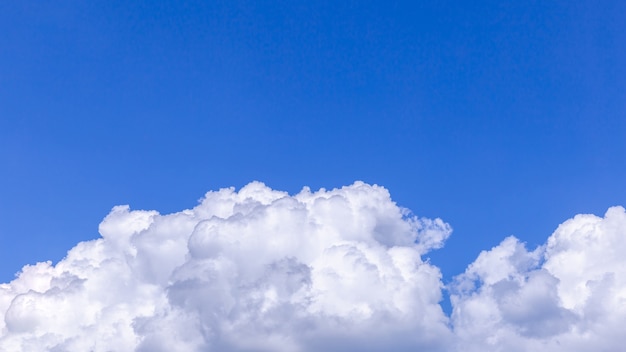 Fondo de cielo azul con nubes diminutas