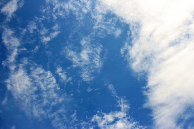 Fondo de cielo azul con nubes diminutas