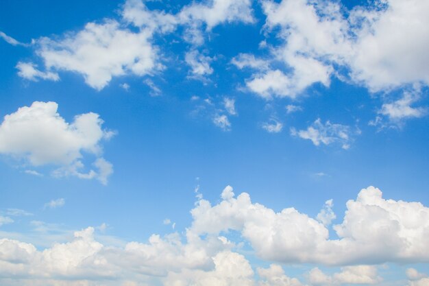 Fondo de cielo azul con nubes diminutas