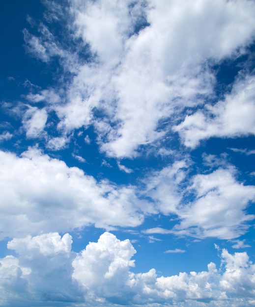 Fondo de cielo azul con nubes diminutas