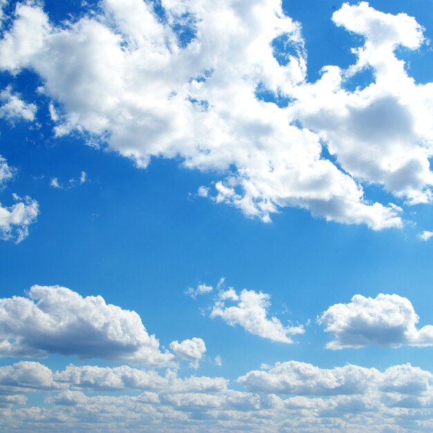 Fondo de cielo azul con nubes diminutas