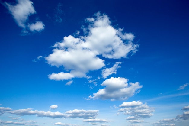 Fondo de cielo azul con nubes diminutas