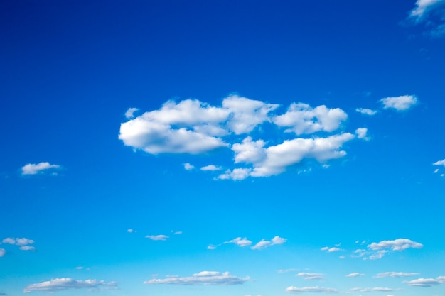 Fondo de cielo azul con nubes diminutas