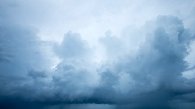 Fondo de cielo azul con nubes diminutas