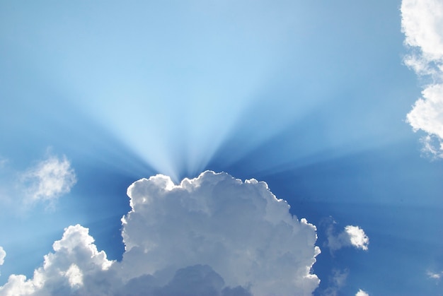 Fondo de cielo azul con nubes diminutas