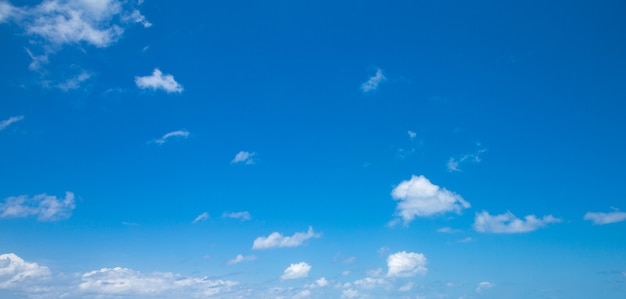 Foto fondo de cielo azul con nubes diminutas