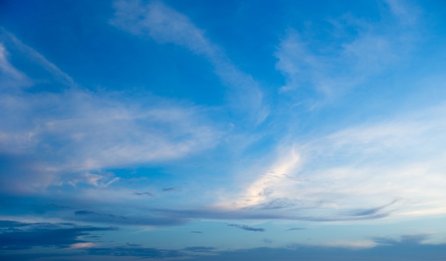 Fondo de cielo azul con nubes diminutas