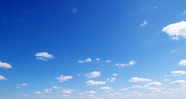 Fondo de cielo azul con nubes diminutas