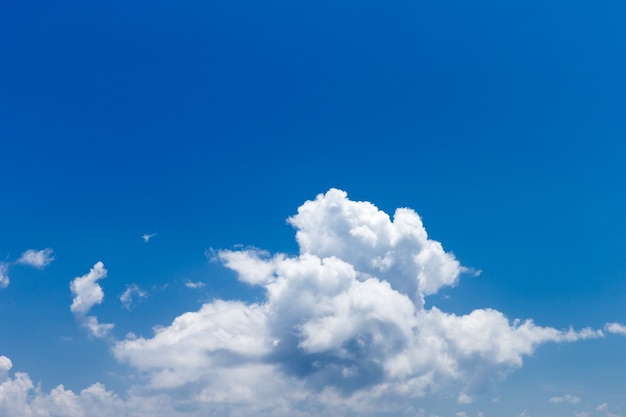 Fondo de cielo azul con nubes diminutas