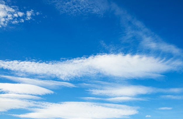 Fondo de cielo azul con nubes diminutas