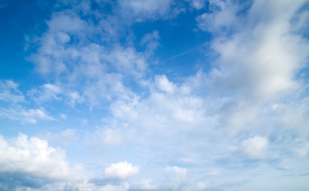 Fondo de cielo azul con nubes diminutas