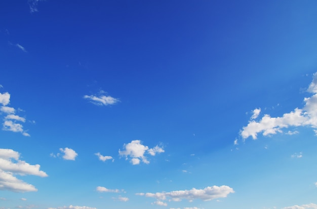 Fondo de cielo azul con nubes diminutas