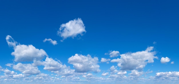 Fondo de cielo azul con nubes diminutas