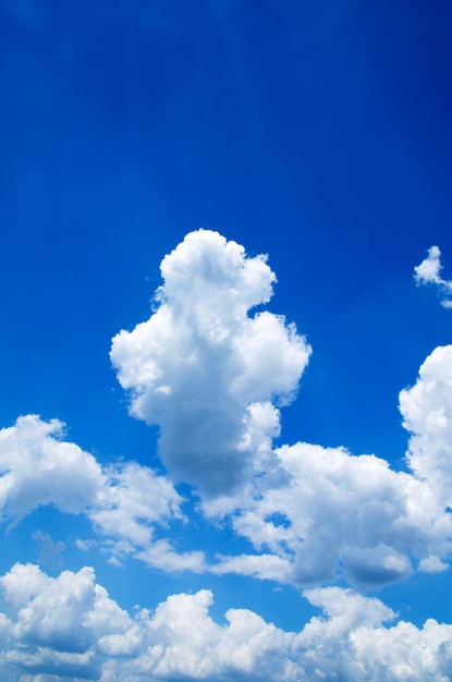 Fondo de cielo azul con nubes diminutas