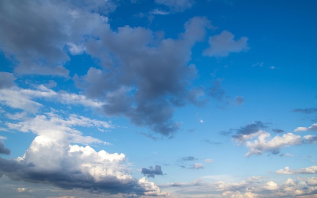 Fondo de cielo azul con nubes diminutas