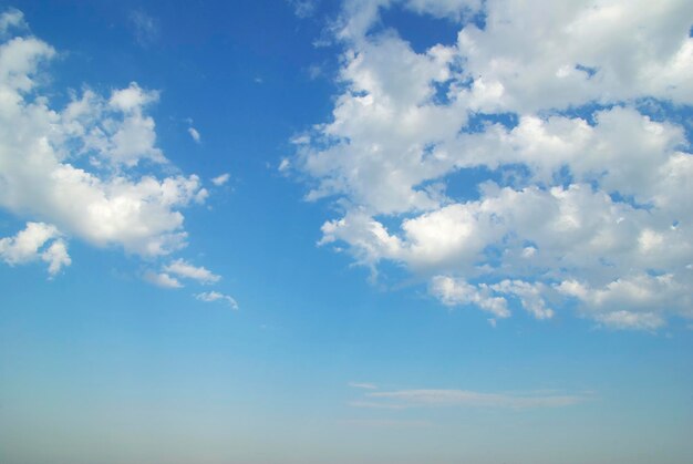 Fondo de cielo azul con nubes diminutas