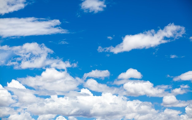 Fondo de cielo azul con nubes diminutas