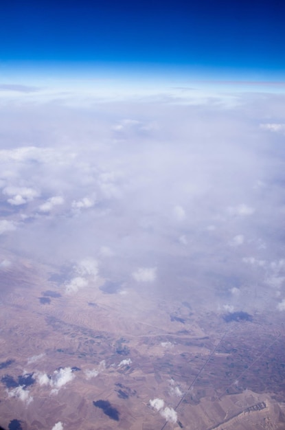 Fondo de cielo azul con nubes diminutas