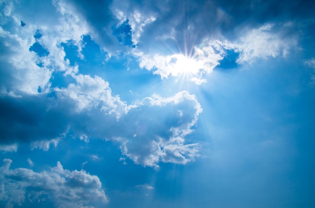 Foto fondo de cielo azul con nubes diminutas