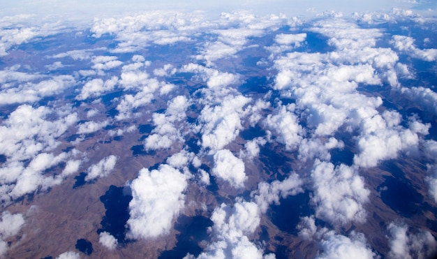 Fondo de cielo azul con nubes diminutas