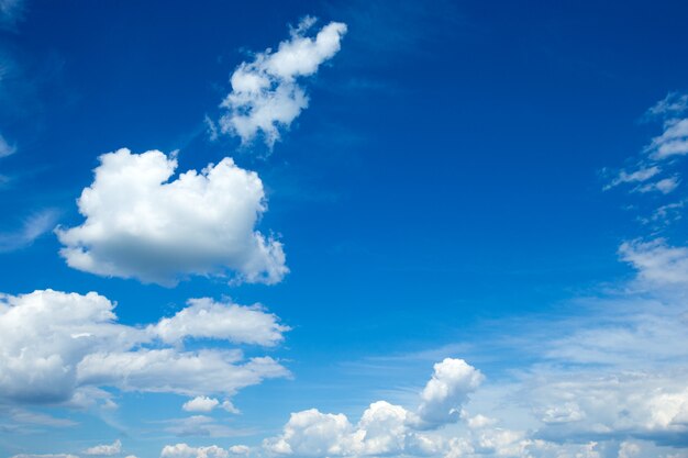 Fondo de cielo azul con nubes diminutas