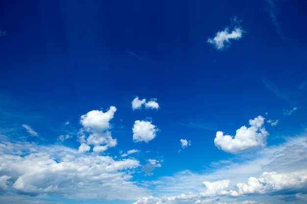 Fondo de cielo azul con nubes diminutas