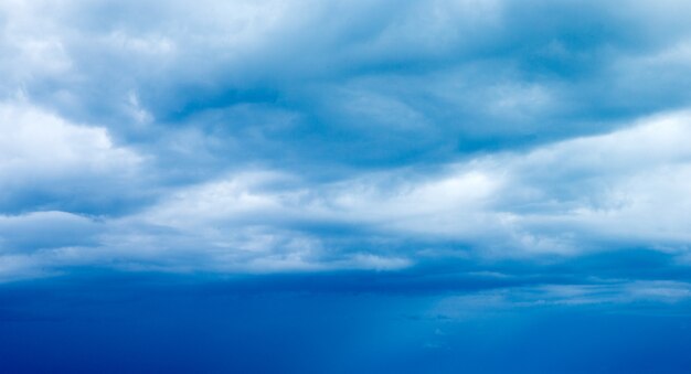 Fondo de cielo azul con nubes diminutas