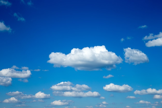 Fondo de cielo azul con nubes diminutas