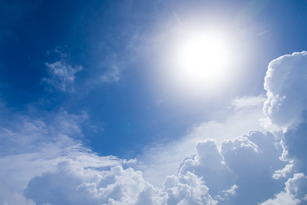 Fondo de cielo azul con nubes diminutas